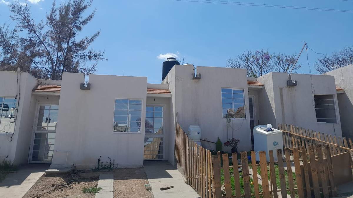 Municipio El Salto, Jalisco. Casa (izq.) que las hermanas Villanueva Granados llevan pagando dos años y ni siquiera les han dado las llaves