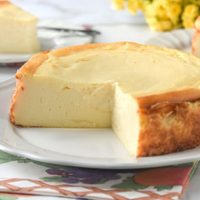 Postre casero sin horno ni azúcar: la tarta de queso más fácil con solo 4 ingredientes