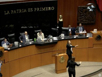 Lilly Téllez arroja monedas a la expriista Cynthia López Castro por pasarse al Morena (Video)