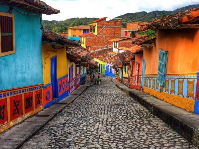 El pueblo de Colombia que atrae al turismo por sus casas pintadas de colores