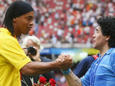 "Ídolo mío, te amo": el emotivo último adiós de Ronaldinho a Diego Maradona