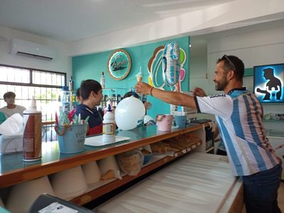 La heladería de Las Lajas que regala helados como cábala se prepara para la final