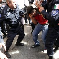 Se enfrentan trabajadores de limpia y policías de Cuernavaca