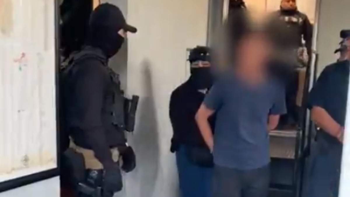 Uno de los policías detenidos