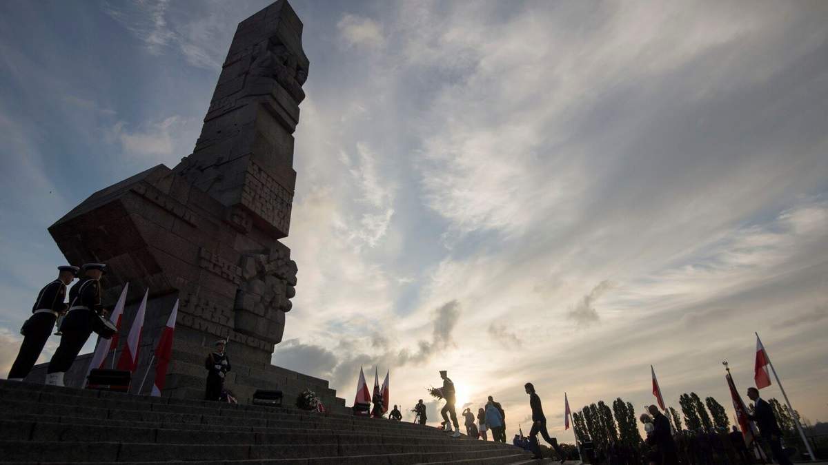 Personas colocan flores en un monumento a la defensa histórica de la península de Westerplatte en 1939 durante una ceremonia solemne por el 85to aniversario de la invasión nazi, el domingo 1 de septiembre de 2024, en Westerplatte, Polonia
