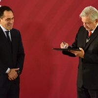 Reducen 1% las comisiones que cobran Afores; AMLO se afilia al Pensionissste