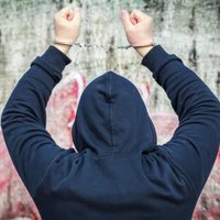 Adolescente de 15 años mata a compañero tras chocar en el pasillo; será juzgado como adulto