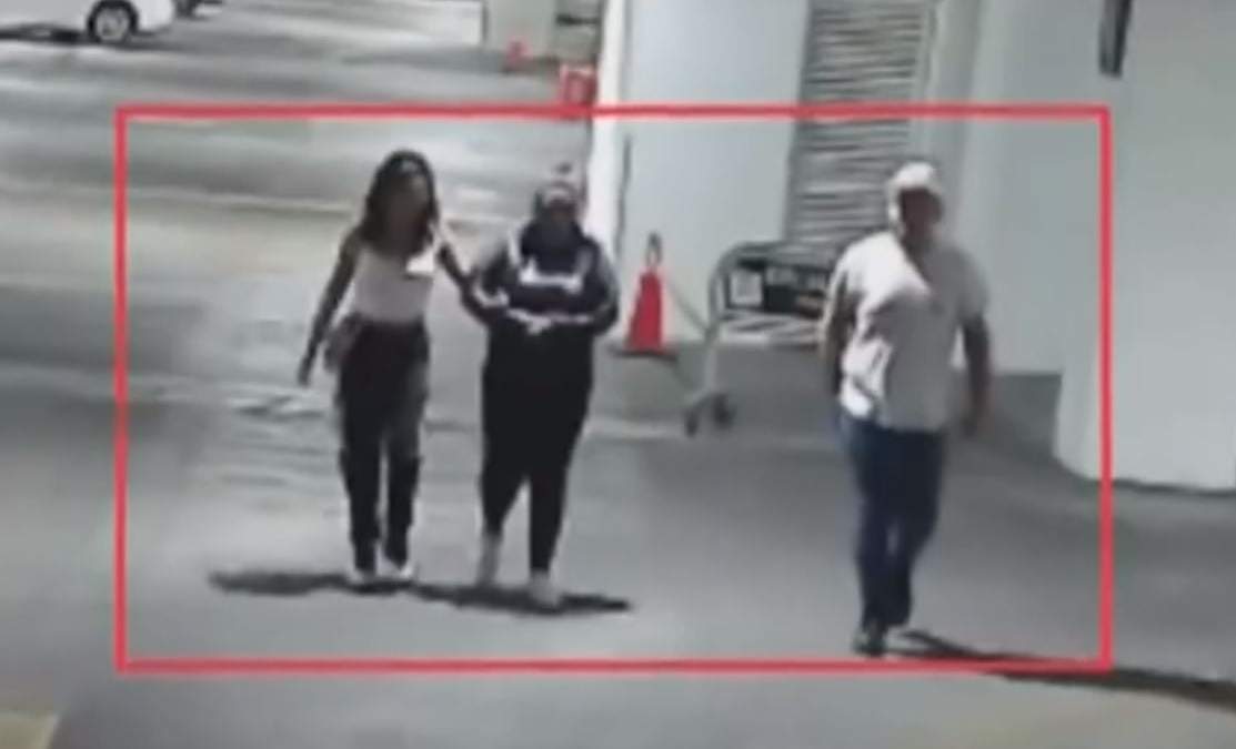 Los tres jóvenes, en el estacionamiento donde instantes después ocurrió la agresión policiaca