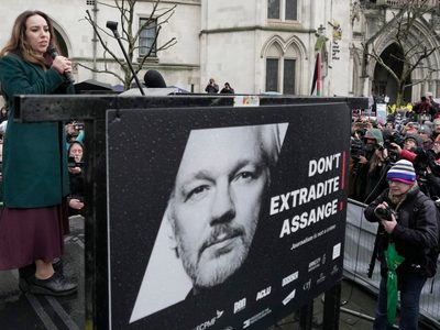 Esposa de Assange considera que caso contra fundador de WikiLeaks "va en dirección correcta"