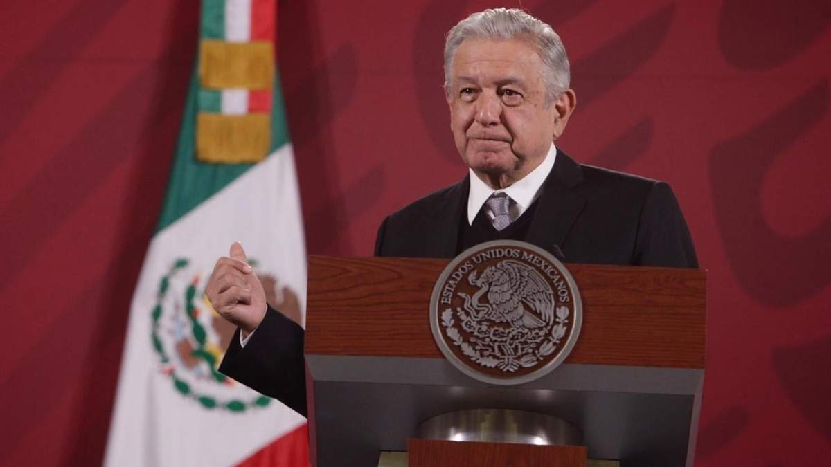 AMLO dijo que quienes trabajan por outsourcing en el gobierno serán basificados. Foto: Germán Canseco