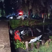 Mueren tres mujeres que viajaban en un vehículo que cayó en un canal de Xochimilco