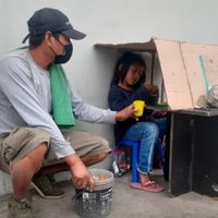 Niña que estudiaba en la calle y debajo de cartones se hace viral y recibe una beca escolar