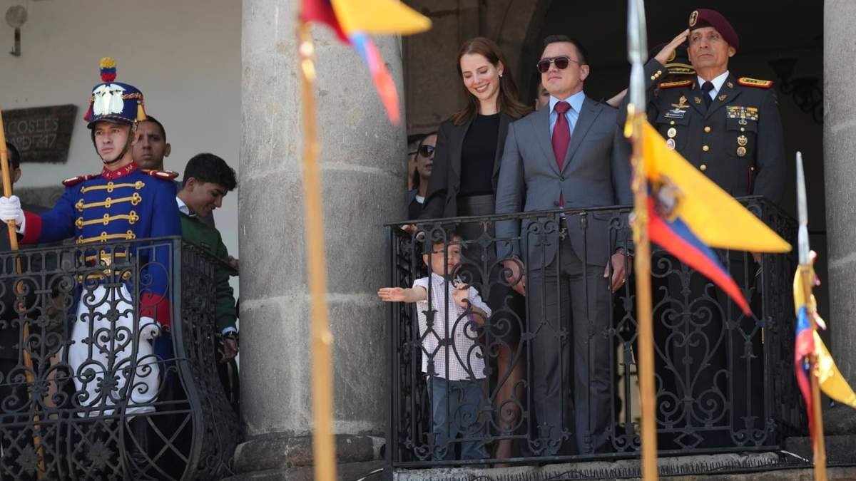 El presidente de Ecuador, Daniel Noboa, y su esposa Lavinia Valbonesi en el Palacio de Carondelet en la ceremonia de cambio de la guardia presidencial en Quito, Ecuador