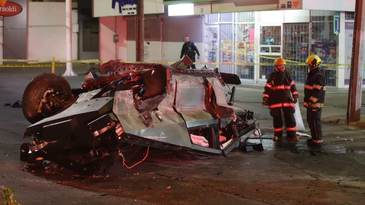La camioneta volcó tras chocar. Bomberos debieron rescatar a tres pasajeros de entre los fierros retorcidos