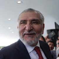 El Senado eliminará viajes al extranjero y el valet parking, anuncia Adán Augusto López