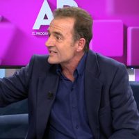 Alessandro Lequio se hartó y desmontó a este famoso cantante: "Es miserable lo que ha hecho"