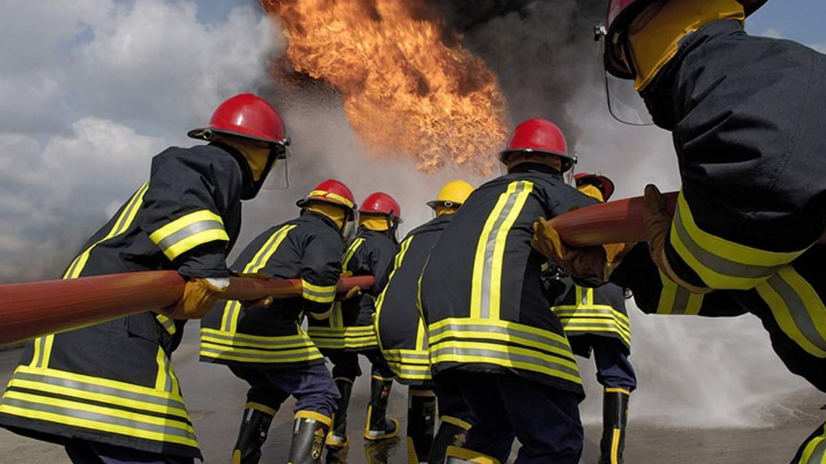 Bomberos de Bariloche luchan por detener los incendios forestales en lago Steffen. Fuente: (Twitter)