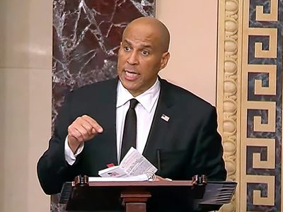 Cory Booker rompe récord con discurso de 25 horas en el Senado de EU