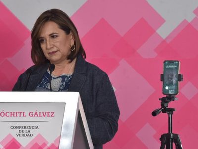 Tras filtración, Xóchitl Gálvez recibe llamadas durante su Conferencia de la Verdad (Videos)