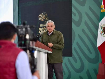 AMLO elogia a Salomón Jara y Susana Harp pero declina hablar sobre candidatura de Morena en Oaxaca