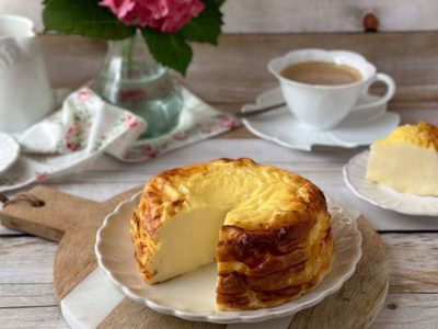 Torta de yogur estilo cheesecake: con solo 3 huevos y 3 bananas, prepará la receta más exquisita para merendar