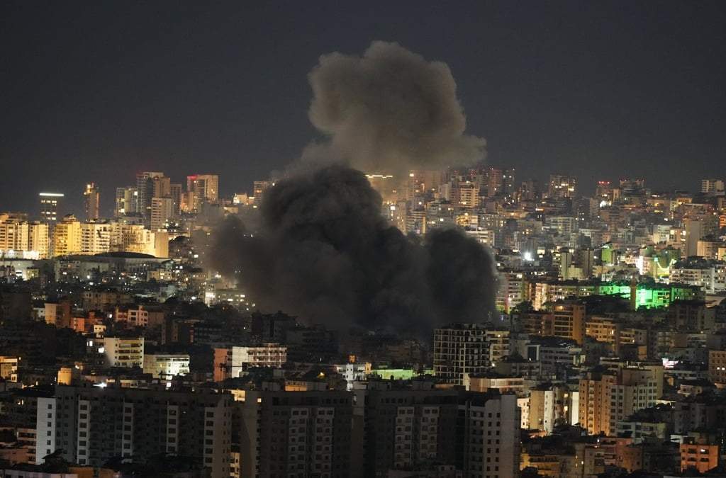 Se eleva humo tras un ataque aéreo israelí en Dahieh, suburbio sur de Beirut, Líbano, el jueves 5 de marzo de 2026