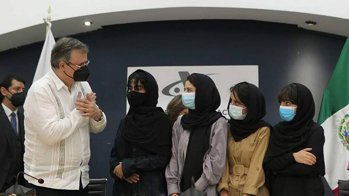 El canciller mexicano, Marcelo Ebrard, junto a las jóvenes afganas que arribaron al país. Fuente: (Twitter)