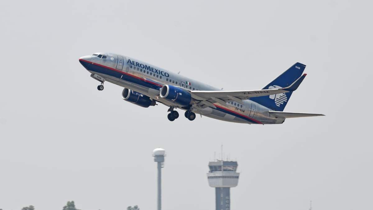 Un avión de Aeroméxico despega del AICM