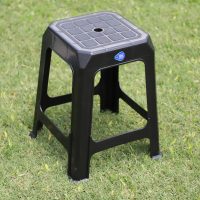 No las tires: transformá las banquetas de plástico rotas en este precioso portamacetas para el living de casa