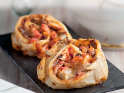 Rollitos de masa de pizza, rellenos de queso y aceitunas: una delicia en pocos minutos