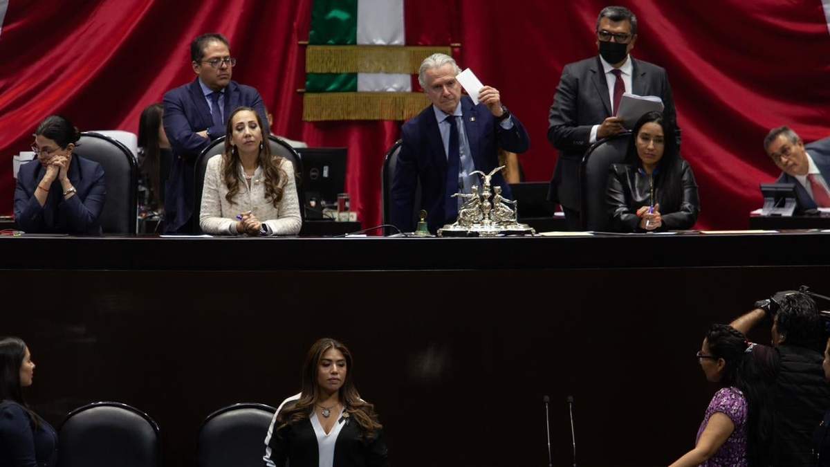 Santiago Creel muestra el nombre de la nueva presidenta del INE, elegida mediante sorteo