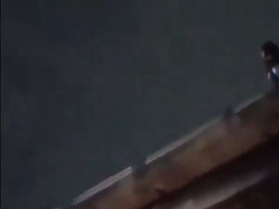 Chofer de transporte público evita que una mujer se lance de un puente (Video)
