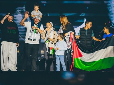 Gobiernos solo reaccionan bajo presión: Residente protesta por Palestina en concierto del Zócalo