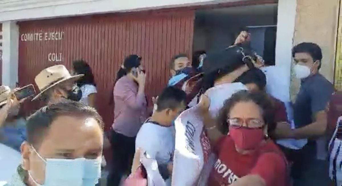 Varias personas intentaron cubrir con mantas a Mario Delgado e Indira Vizcaíno