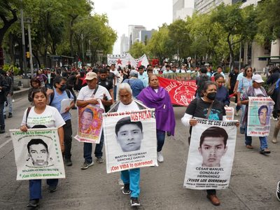 Padres de los 43 a AMLO: No existe “conspiración internacional” contra el Ejército