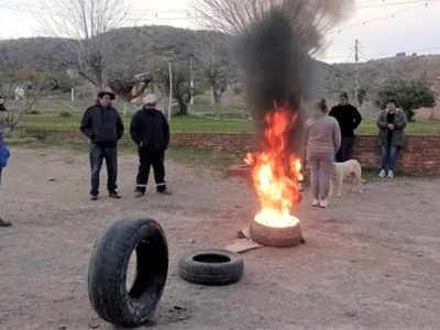 Vecinos de Sauzal Bonito amenazaron con cortar la ruta por casas inconclusas y el Gobierno apareció