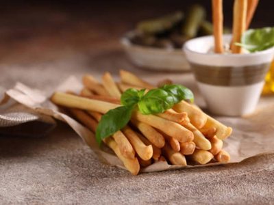 Grisines crocantes y caseros: la receta exprés sin amasado que va a conquistar tus picadas
