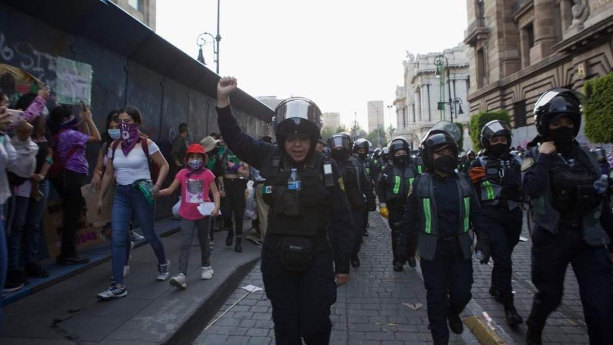 Grupo de mujeres policías se une a marcha
