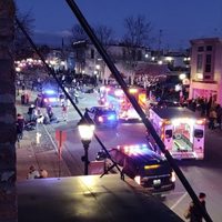 Vehículo arrolla a asistentes en desfile navideño en Wisconsin, hay más de 20 heridos (Video)