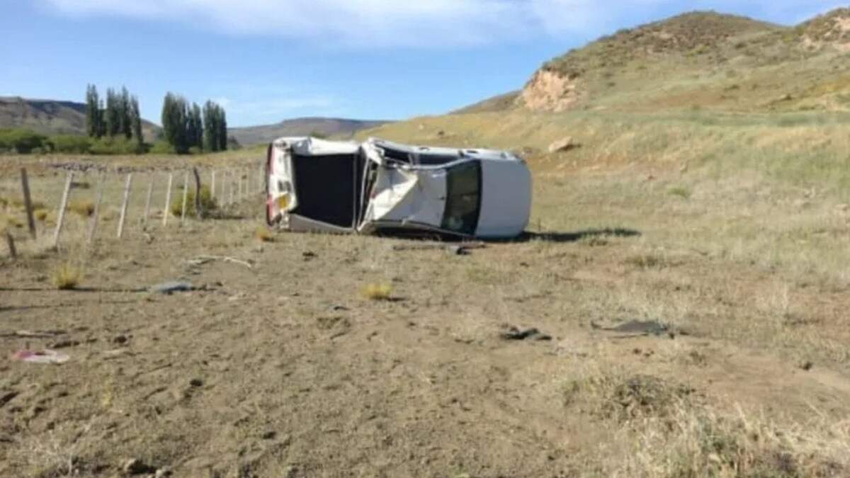 Camioneta accidentada cerca de Las Coloradas. Fuente (LM Neuquén)