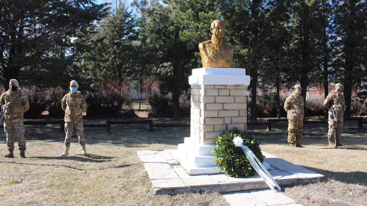 Colocación de ofrenda floral al pie del busto del Gral. José de San Martín, en Guarnición Militar Zapala. Fuente: (Daniel Signorile)