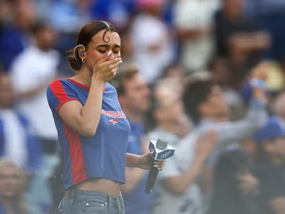 Cantante de raíces latinas interpretó el himno de EU en español como protesta contra el ICE (Video)