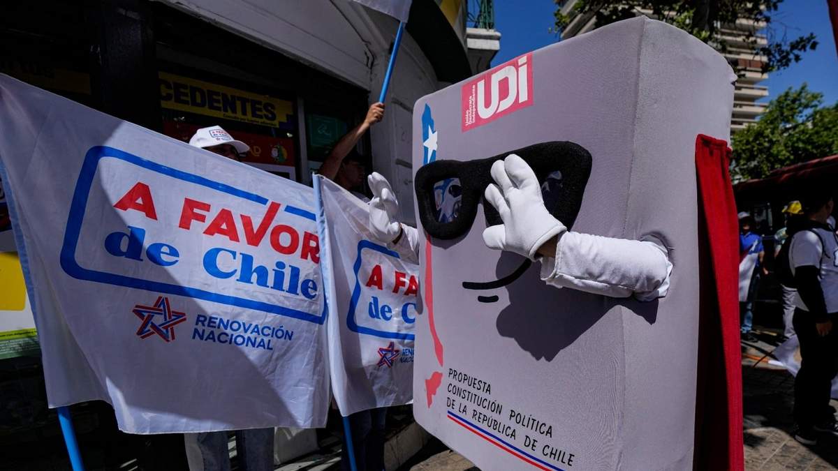 Los partidarios del borrador propuesto de una nueva Constitución realizan una campaña de cierre en Santiago