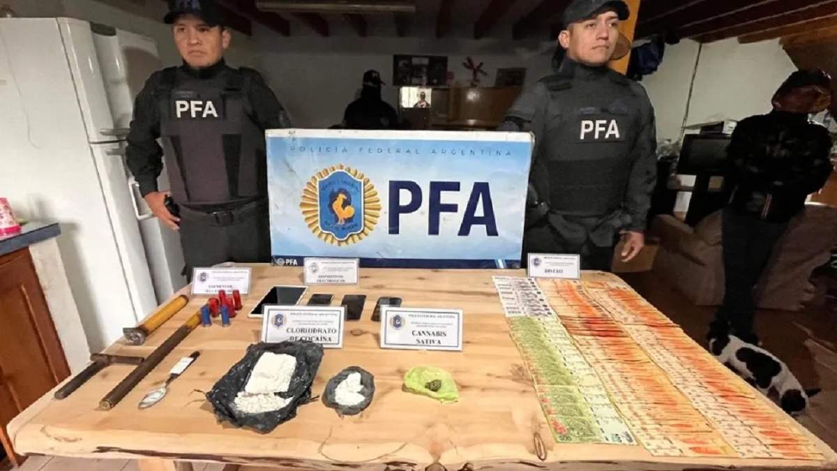 Efectivos de la Policía Federal con lo secuestrado en el domicilio allanado. Fuente: (Ministerio de Seguridad)
