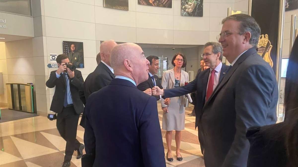Alejandro Mayorkas, secretario de Seguridad Nacional de Estados Unidos, con Marcelo Ebrard