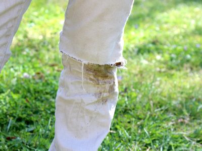 El truco casero para quitar las manchas de barro de la ropa blanca sin esfuerzo