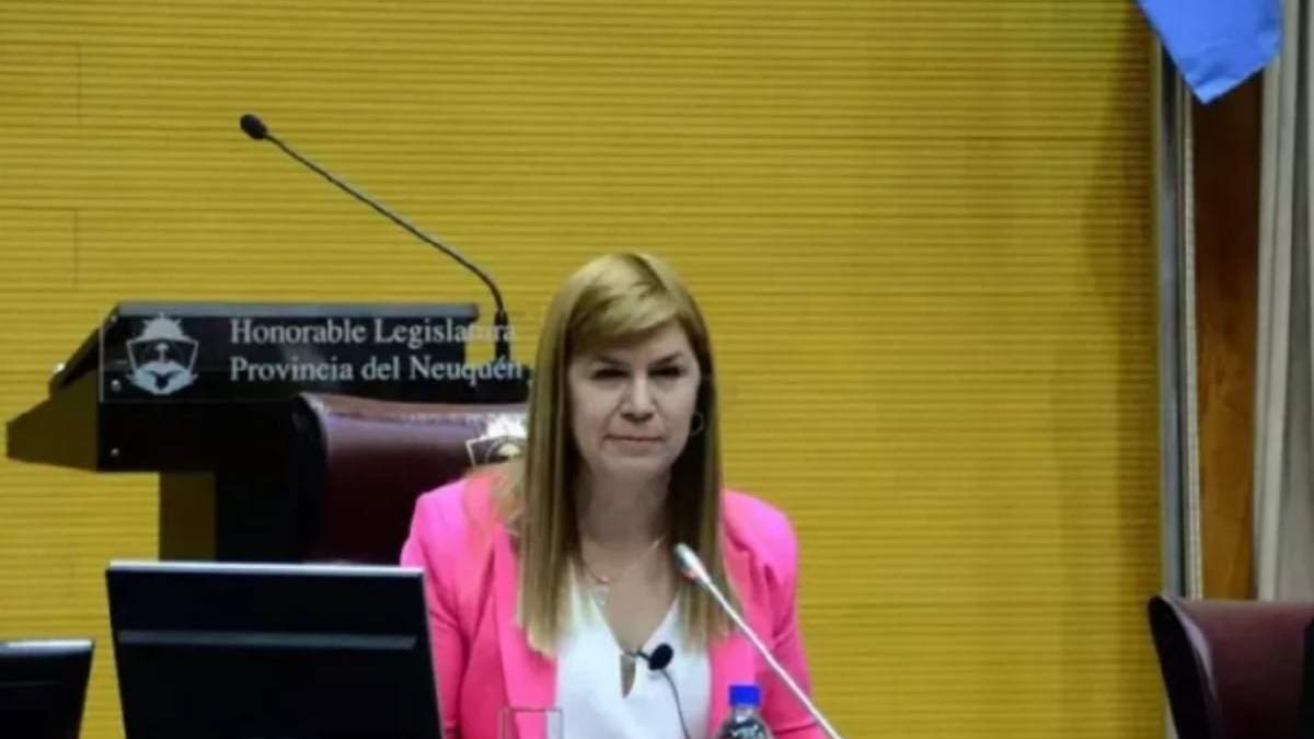 Otros tiempos. Gloria Ruiz en el ejercicio de la vicegobernación. Fuente (Legislatura de Neuquén)
