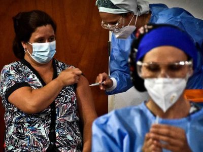 Empezó la vacunación de los docentes neuquinos: cómo y dónde inscribirse
