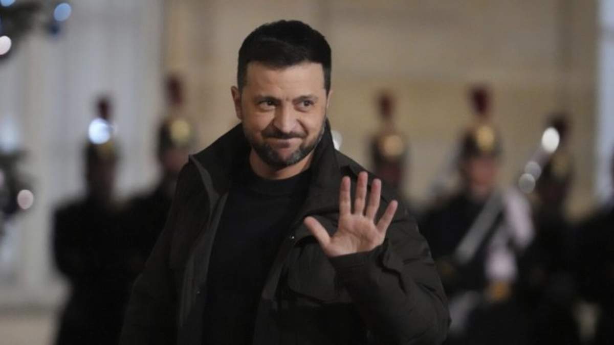 El presidente de Ucrania, Volodymyr Zelenskyy, saluda a su llegada al Palacio del Elíseo, el sábado 7 de diciembre de 2024, en París