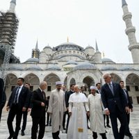 El papa León XIV visitó la Mezquita Azul en Estambul
